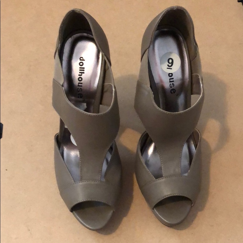 Heels - Picture 2 of 3